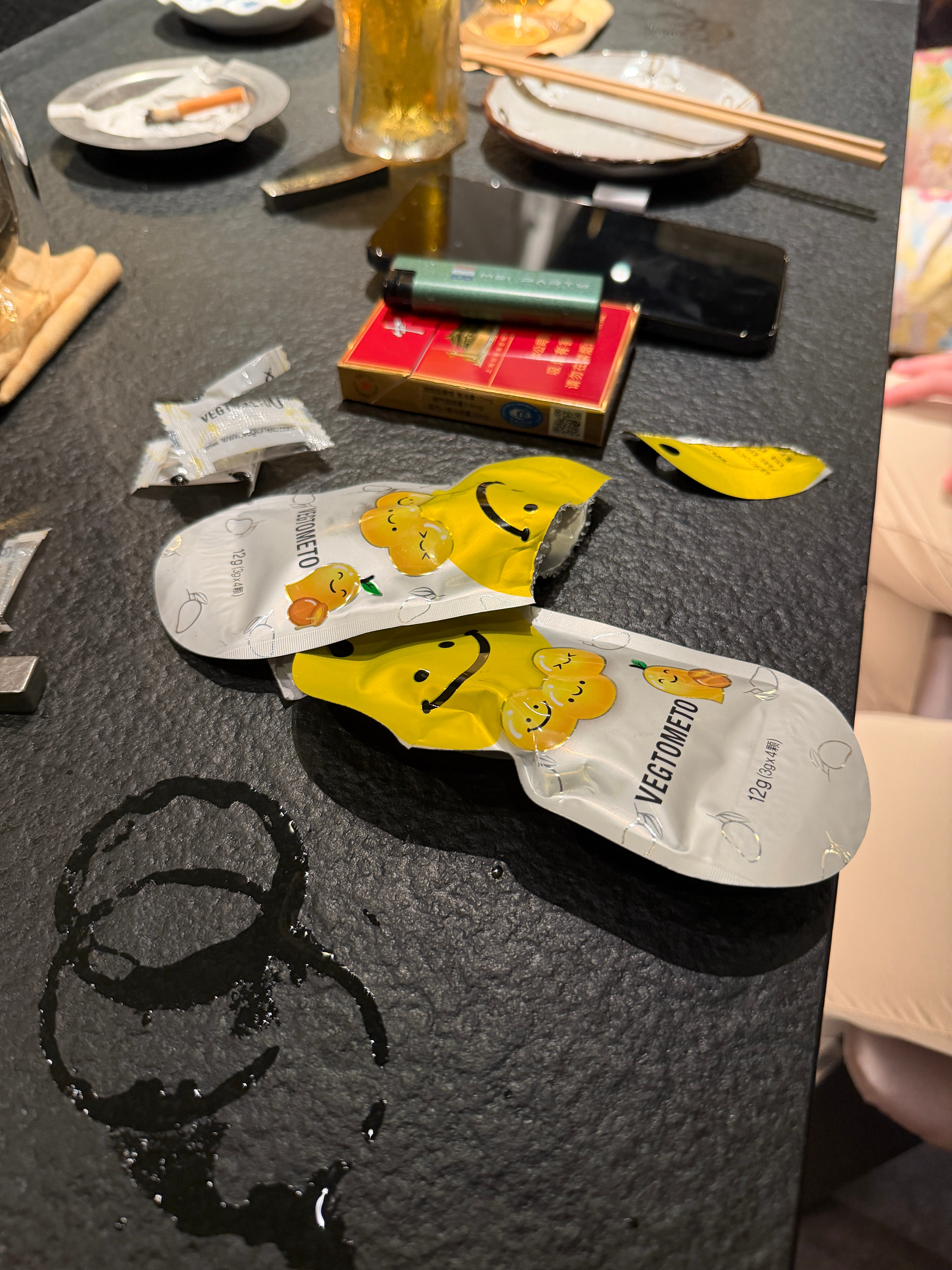 又抢了个人陪我睡觉我现在胆子小了，不想开灯睡就得找人陪我睡笑死了，我仨看上去真的