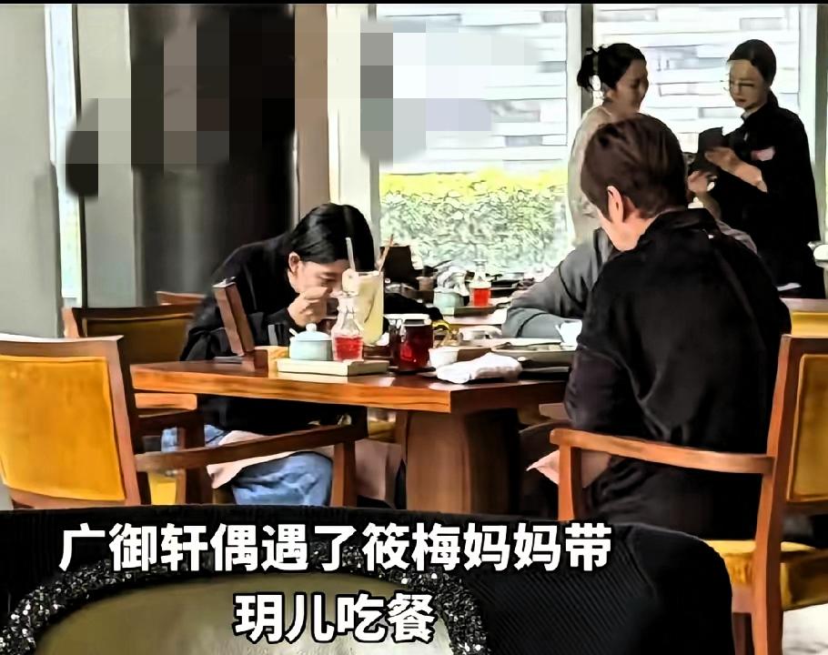 原本充满众多舆论话题的家庭，如今靠着长辈间的暖心相处打破外界偏见，一张普通的餐厅