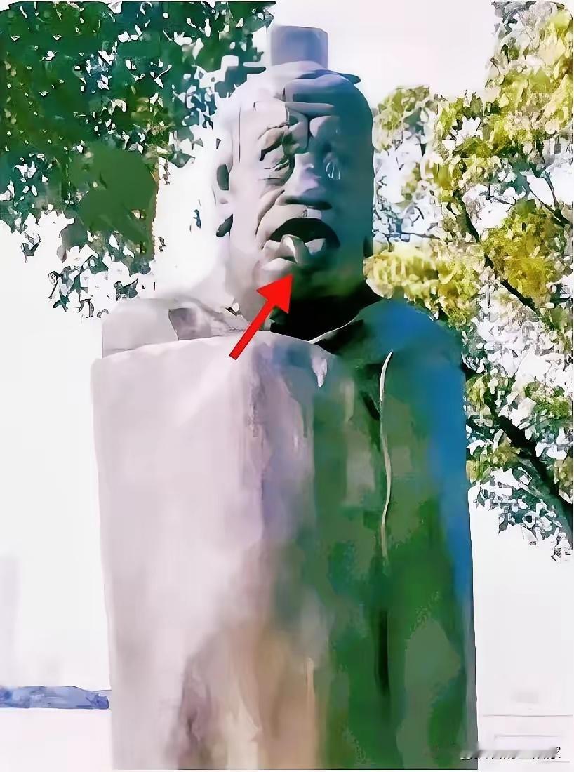 苏州金鸡湖畔的这个雕塑，是老子的雕塑吗？不知道想表达什么，不光是美丑的问题，简直