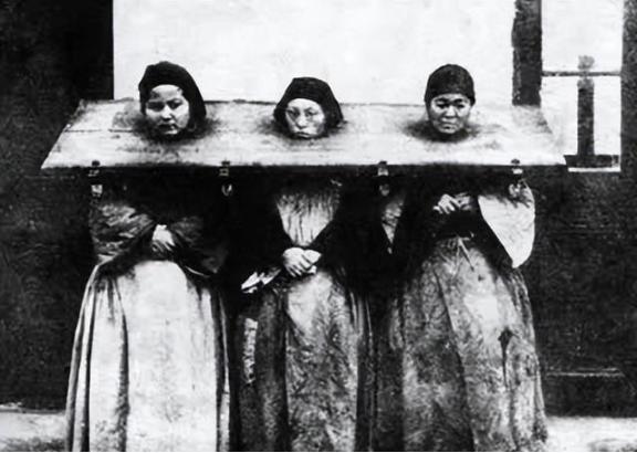 1894年的一天，几个太监不顾珍妃的挣扎，将她放到刑凳上，其中两名太监上来就将珍