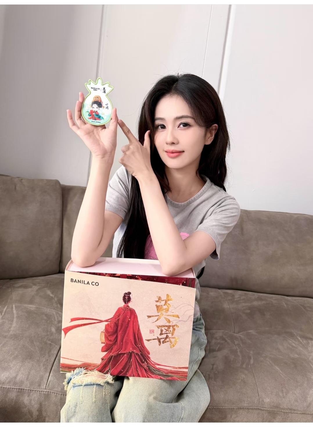 白鹿，简单的一个T恤，都美的不要不要的。