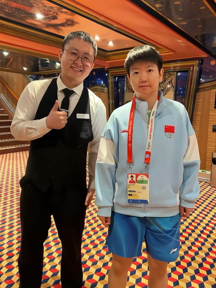 小咪小咪🤏 昨天和邮轮工作人员的合照 ​​​
