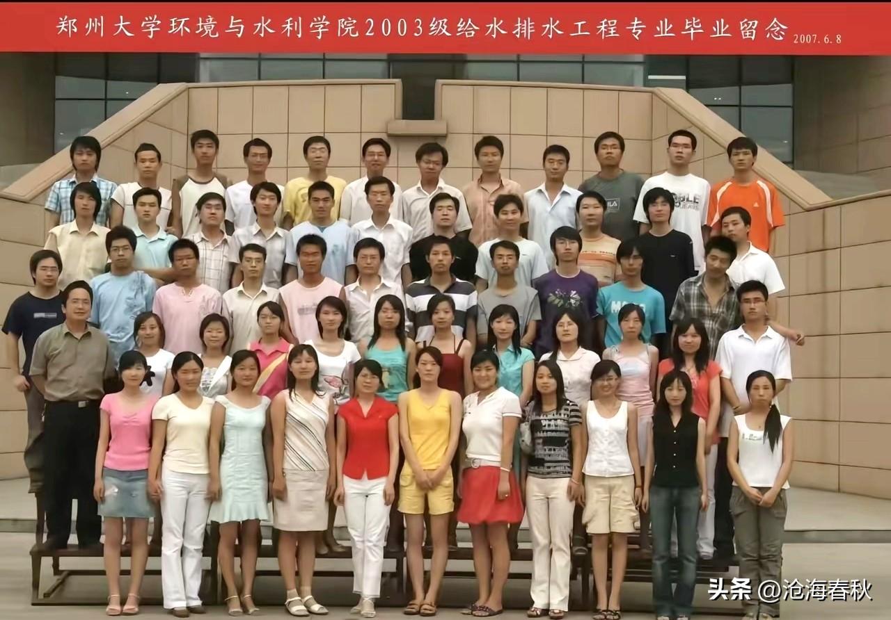 张雪峰老师的大学毕业照曝光
一看就不是走寻常路的人
大家认出来了吗?