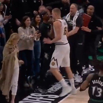 垃圾时间刷分引爆冲突！约基奇不满麦克丹尼尔斯最后1.3秒上空篮，半场冲刺引发大规