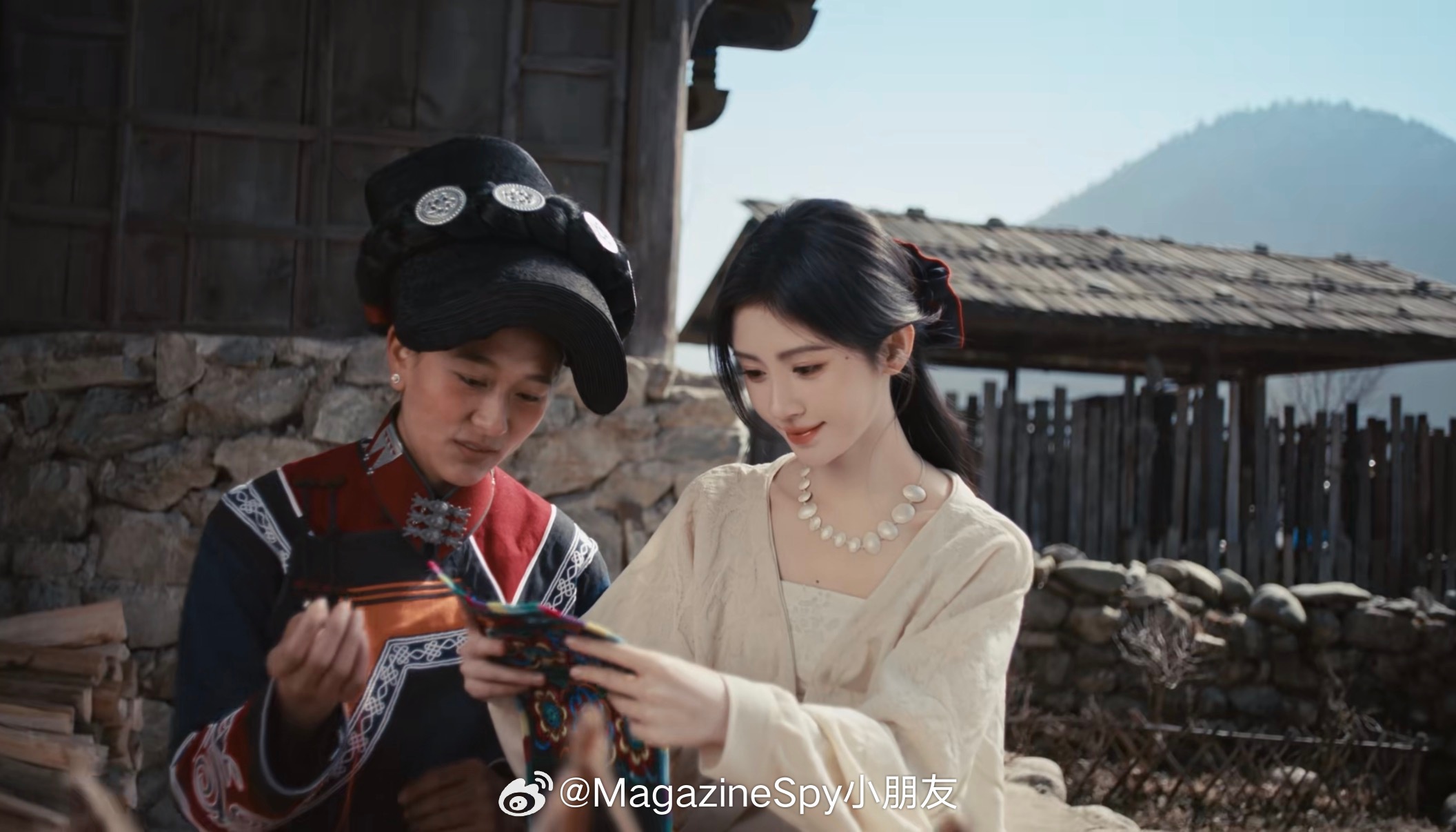 达肤妍全球品牌代言人鞠婧祎 索玛花开，无惧风灼凛冽的红；火焰加冕，透出生命本真的