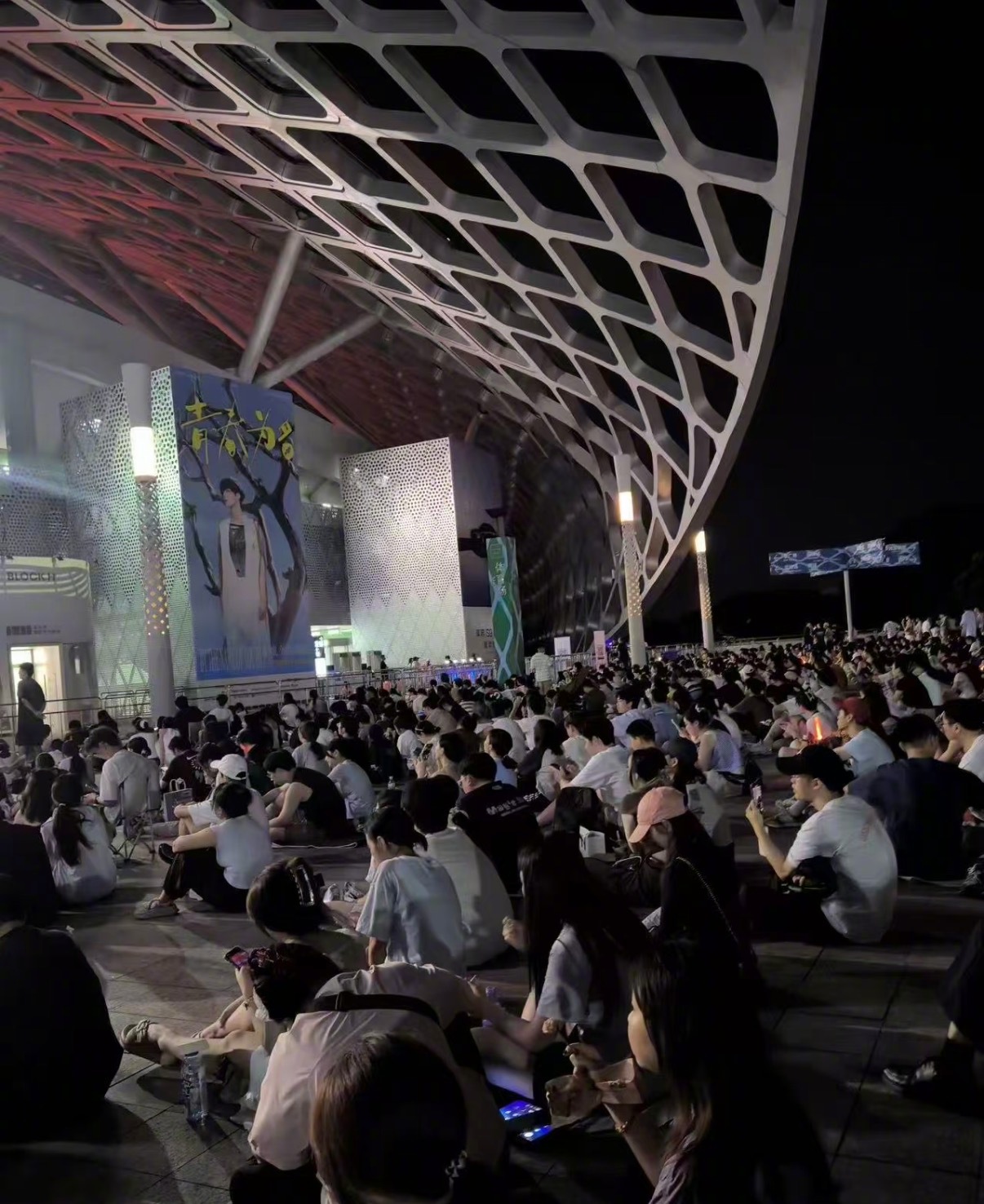 陶喆场外值800 陶喆广州场场外：用800块证明“快乐不分内外”！音质清、有彩蛋