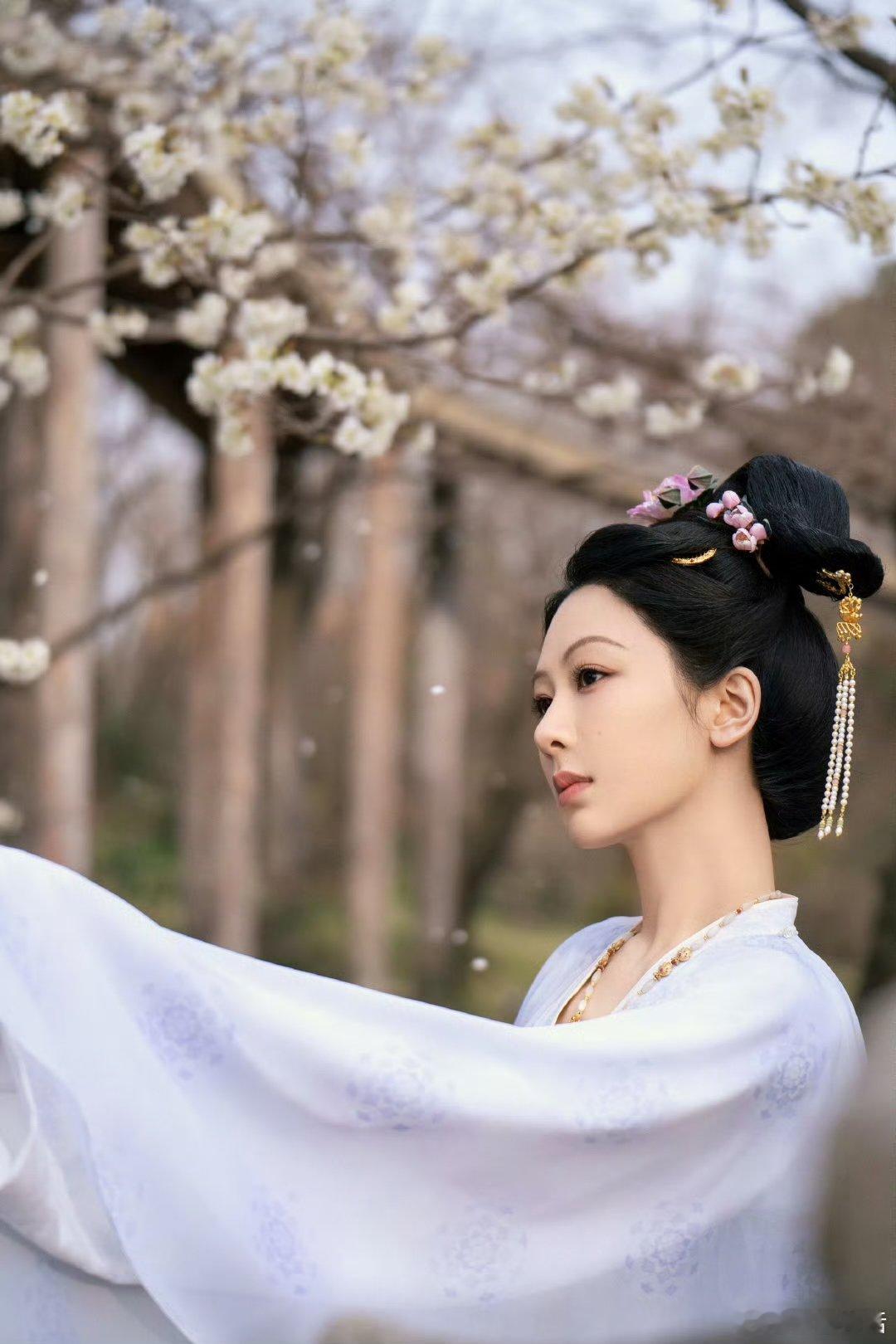 杨紫小园几许收尽春光  杨紫何惟芳春光怀袖生香 杨紫何惟芳太美了吧！ 