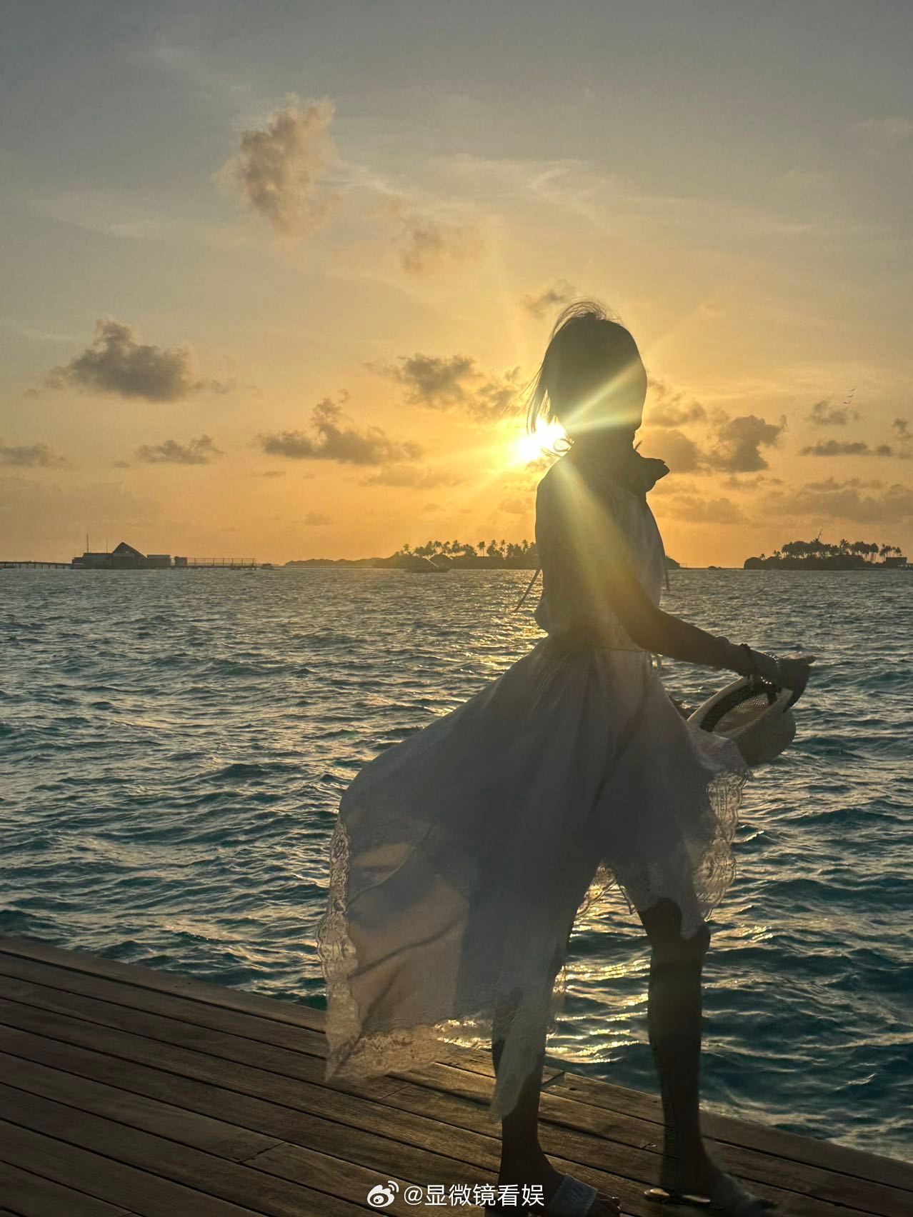关晓彤说喜欢被阳光晒透的感觉 关晓彤更新旅行日常，沙滩、大海，阳光，好松弛～自拍