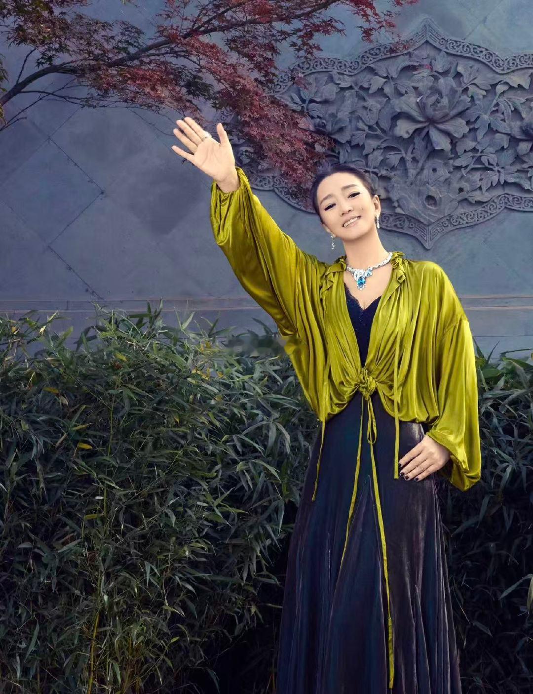 巩俐的高级从不用刻意营造，简约穿搭恰如其分展示魅力，经得住时间考验，越品越有味道