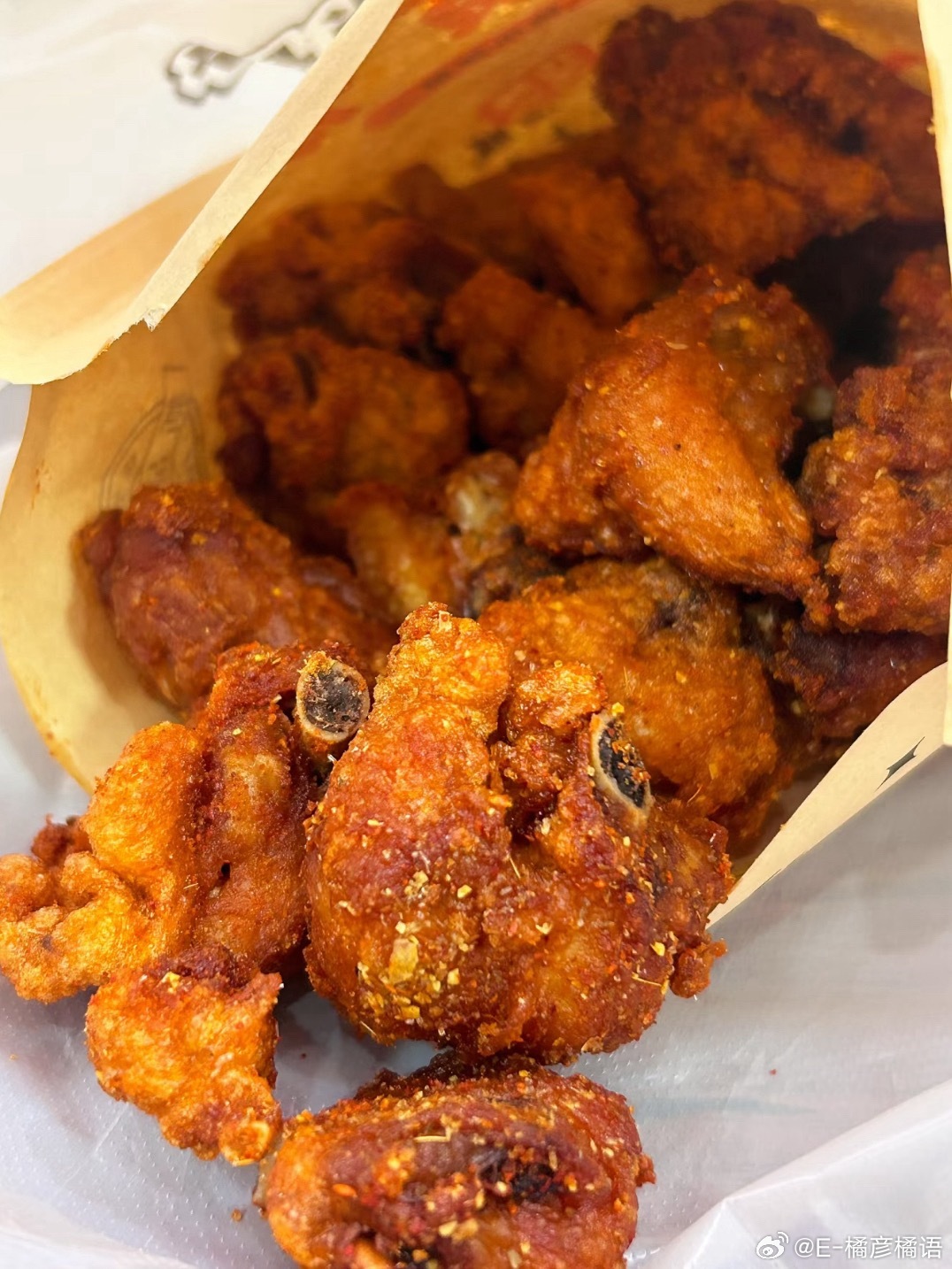 一直不理解鸡架这种食物。不理解的人就会用吃肉标准衡量鸡架，自然也会觉得费半天劲啃