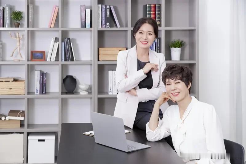 和女同事开了玩笑后，处理关系可得上点儿心。职场里和异性同事相处，分寸很重要。好多