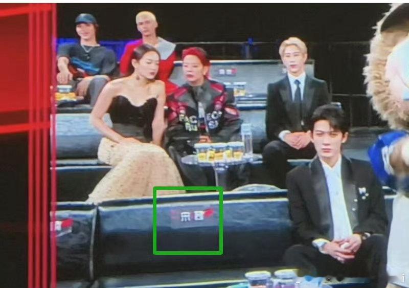 宋茜问Amber热不热宋茜特地过去找Amber坐一起 ​​​宋茜问Amber热不