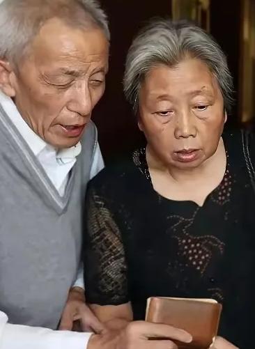 2013年，61岁的知青刘宝华重返米脂县，看望初恋马凤兰。意外发现凤兰竟然给他生