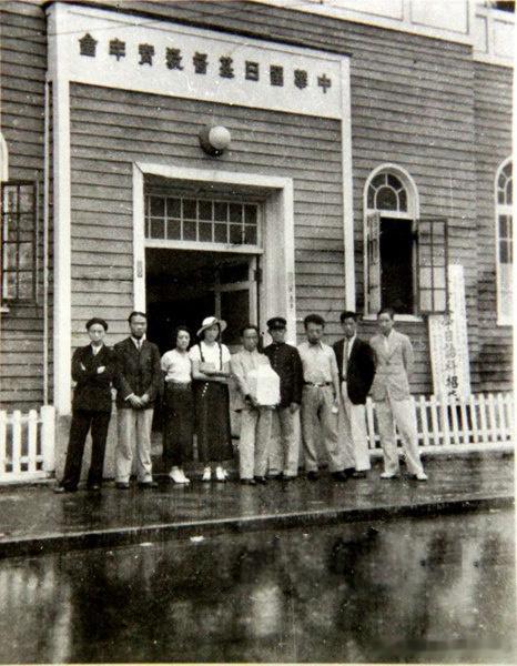 1935年夏末，吴琼英及堂兄，还有张天虚、郑子平等中国留日学生护送聂耳骨灰回国历