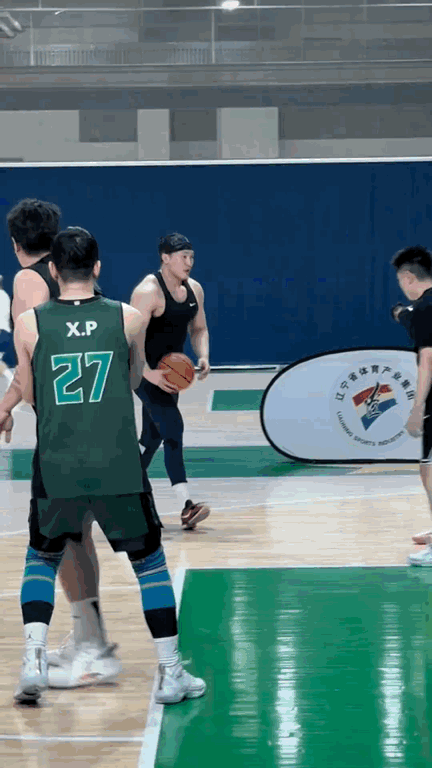 肌肉男打球是什么感觉？
随便扣篮
没人敢防
威慑力巨大
格格不入
没有游戏体验[