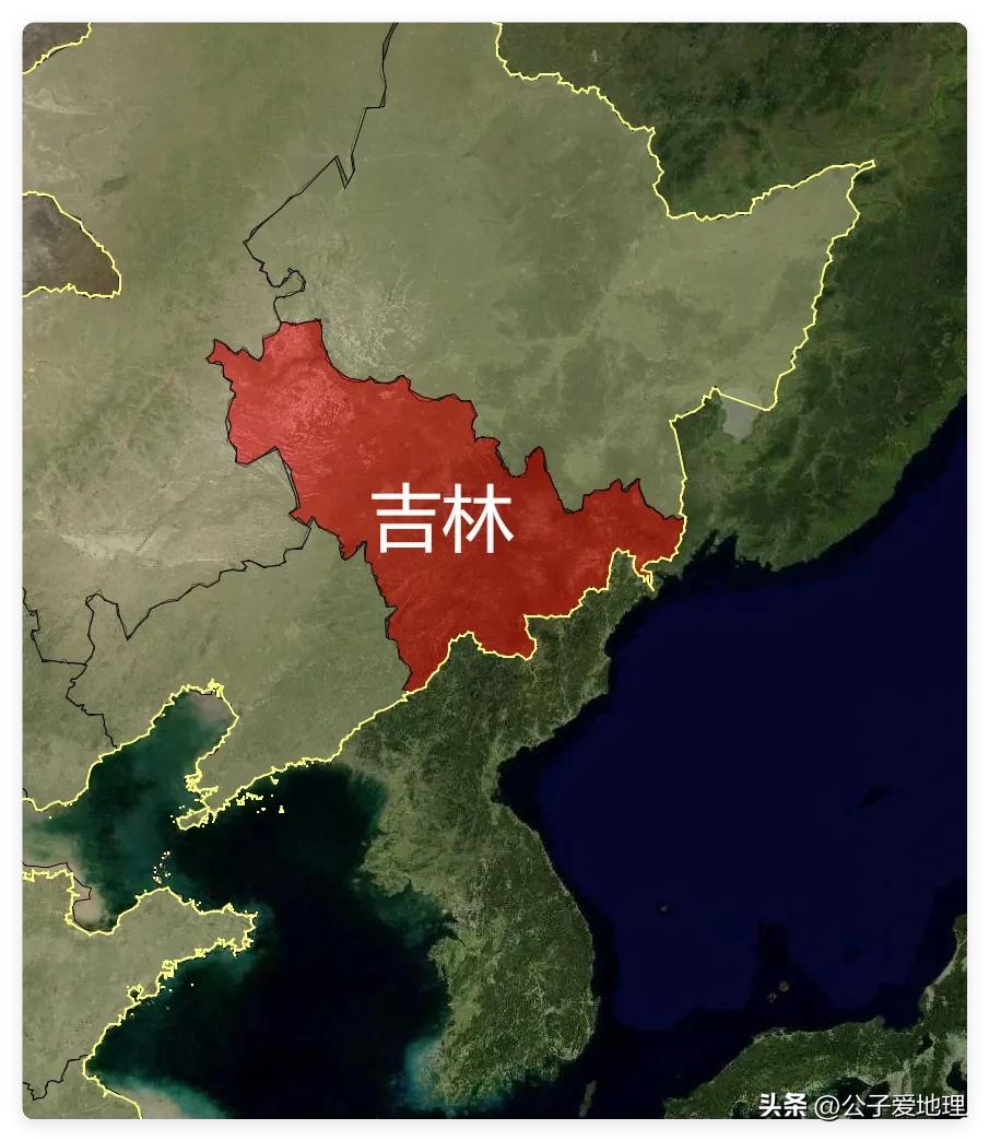 你有没有发现，朋友圈里晒南方沙滩的人少了，晒长白山晚霞的突然变多了。这不是错觉，