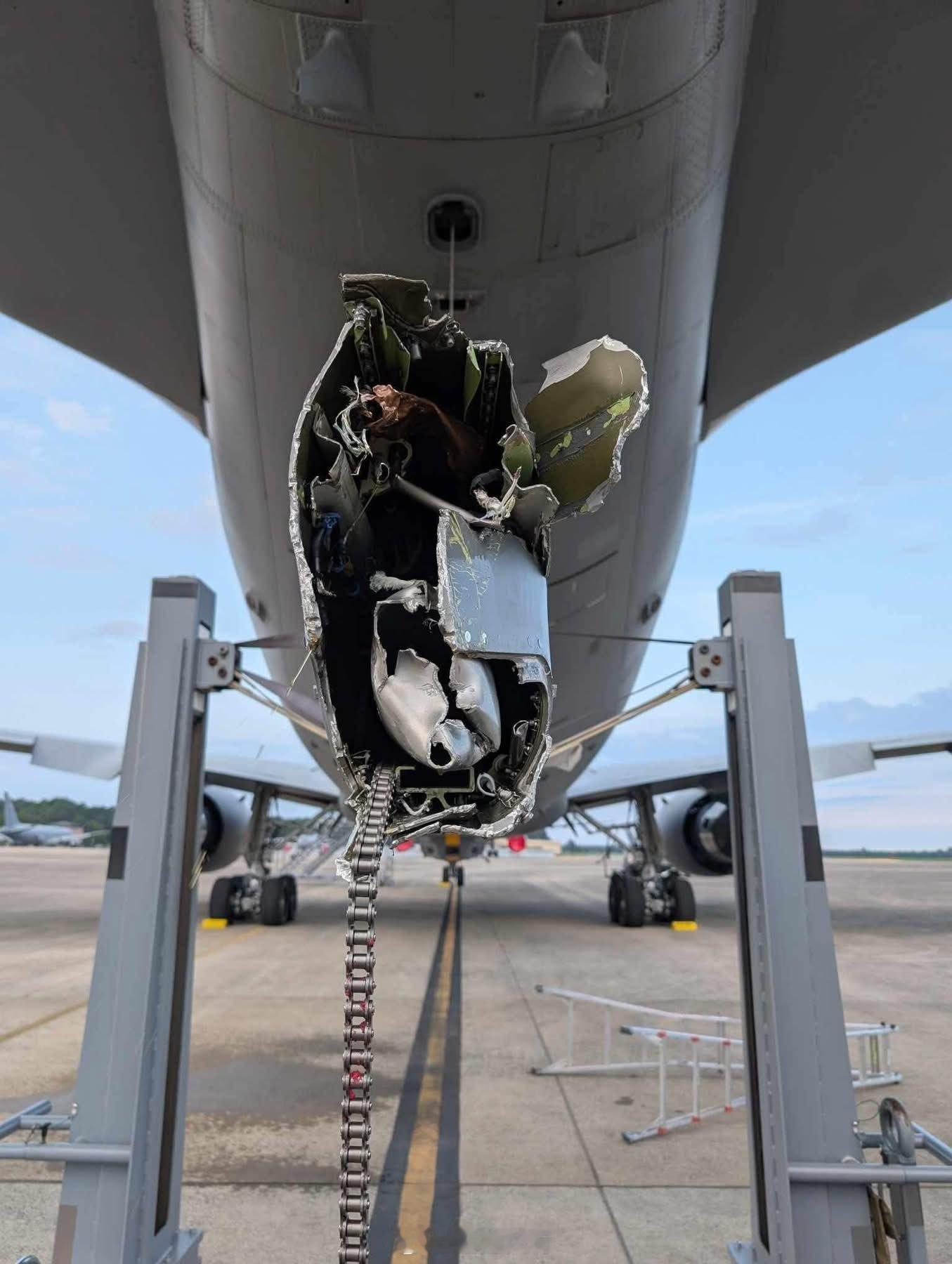 7月8日，美国空军KC-46加油机在为F-22战斗机空中加油时，硬管加油杆突然断