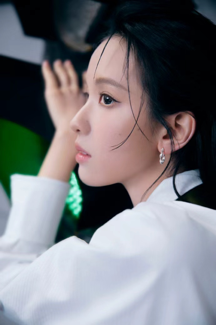 陈都灵湿发眼镜Look陈都灵白衬衫湿发背头霸总感 陈都灵湿发眼镜Look，陈都灵