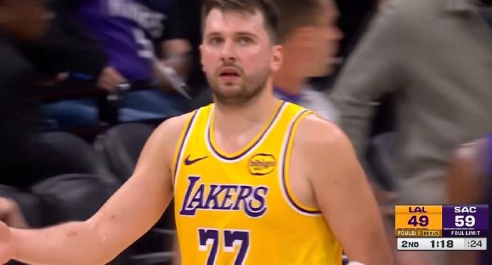 湖人半场三分球：19中3，15.8%
国王半场三分球：12中8，66.7%

湖