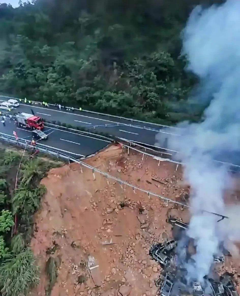 没想到，一场旅途竟成末路！！！
广东梅大高速路面塌陷事故已致36人死亡，令人悲痛