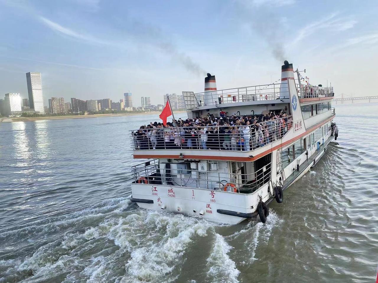 听说要到杭州旅游，王大娃兴奋得见人就炫耀。在向我炫耀时，竟然还想像出他自己开着船