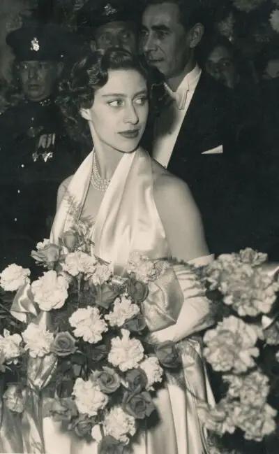 1943年，一位英国女护士瞧见一个德军俘虏模样清秀，便凑到他耳边轻声说：“你要是