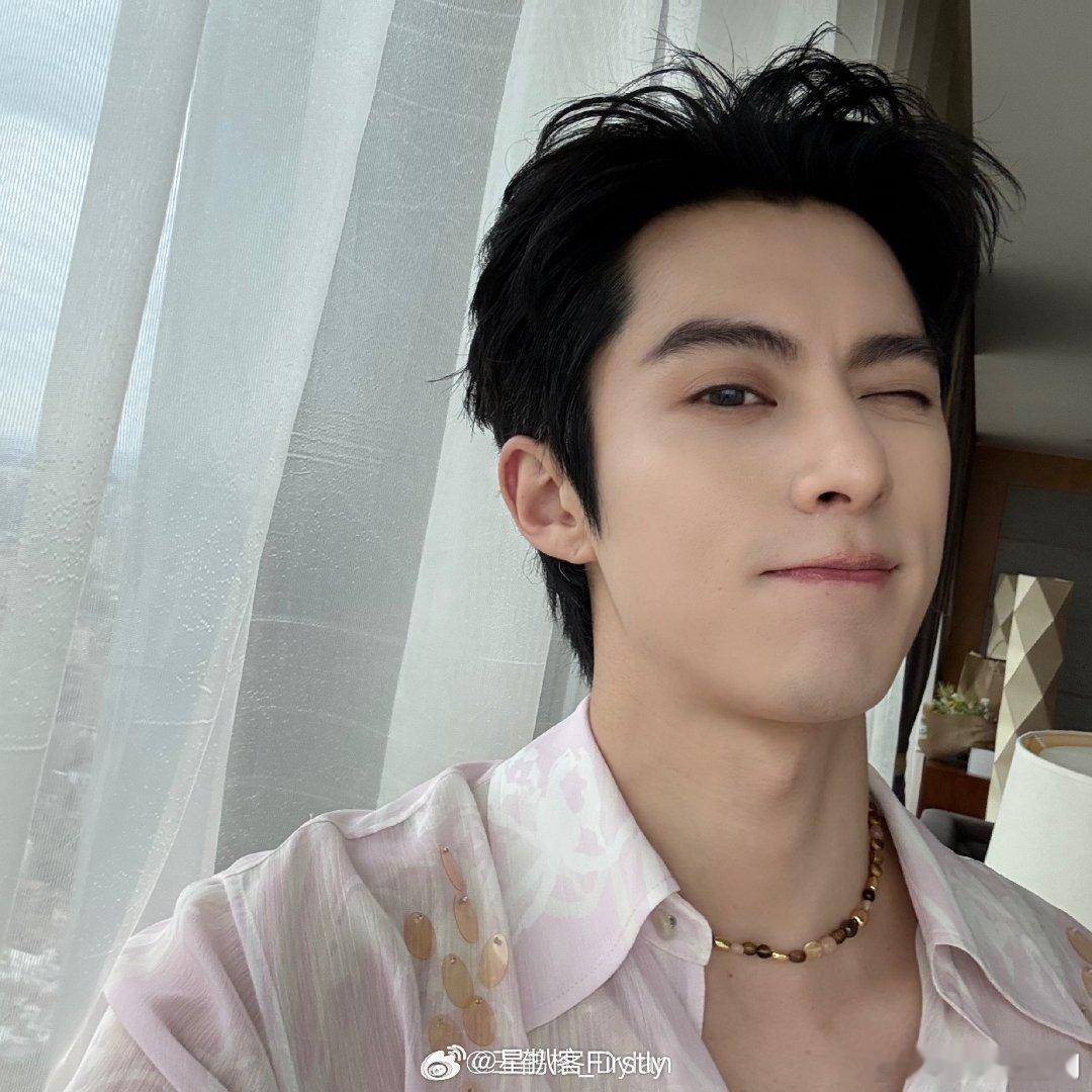 王鹤棣第二次参加阅文盛典 王鹤棣又要闪耀新加坡啦！这次阅文盛典的ootd简直帅到