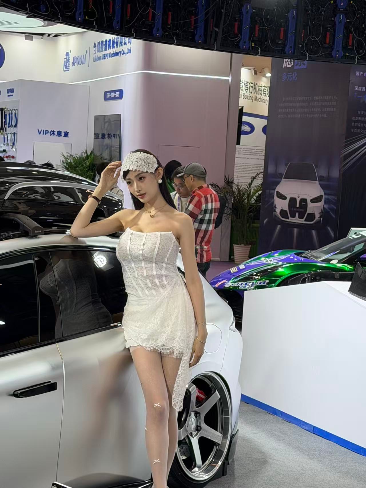 这张图我第一个注意到的是大鼻孔。 