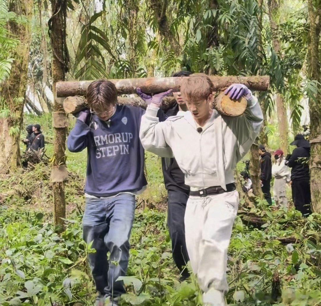 种地吧终究是没逃离原生家庭一期节目接连上演名场面回顾，两人搬木材重现经典争执趣味