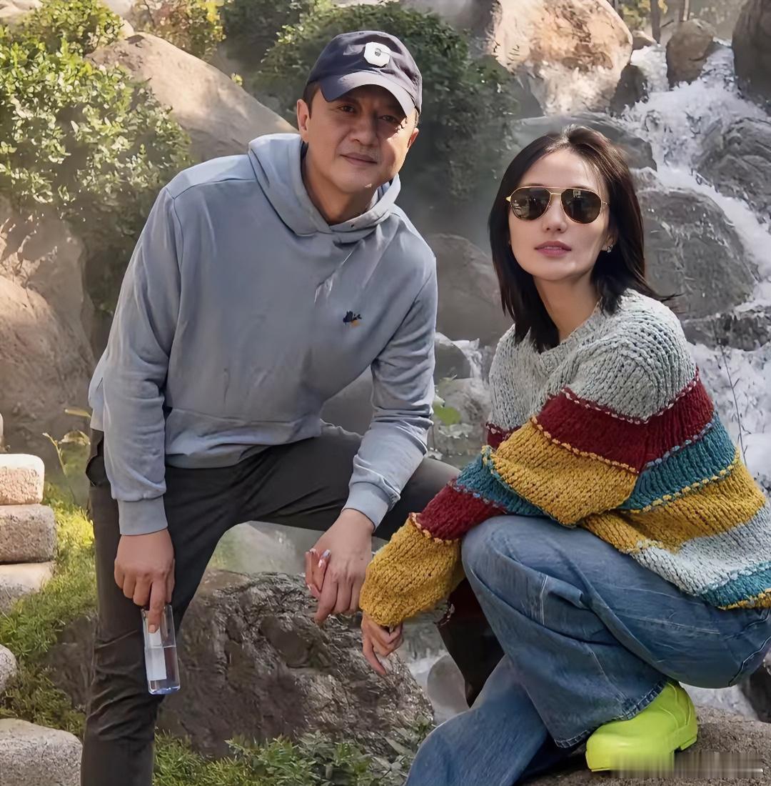 李亚鹏离婚此时此刻最开心的人绝对就是他的女儿李嫣了，因为她现在又是真正享受到父母