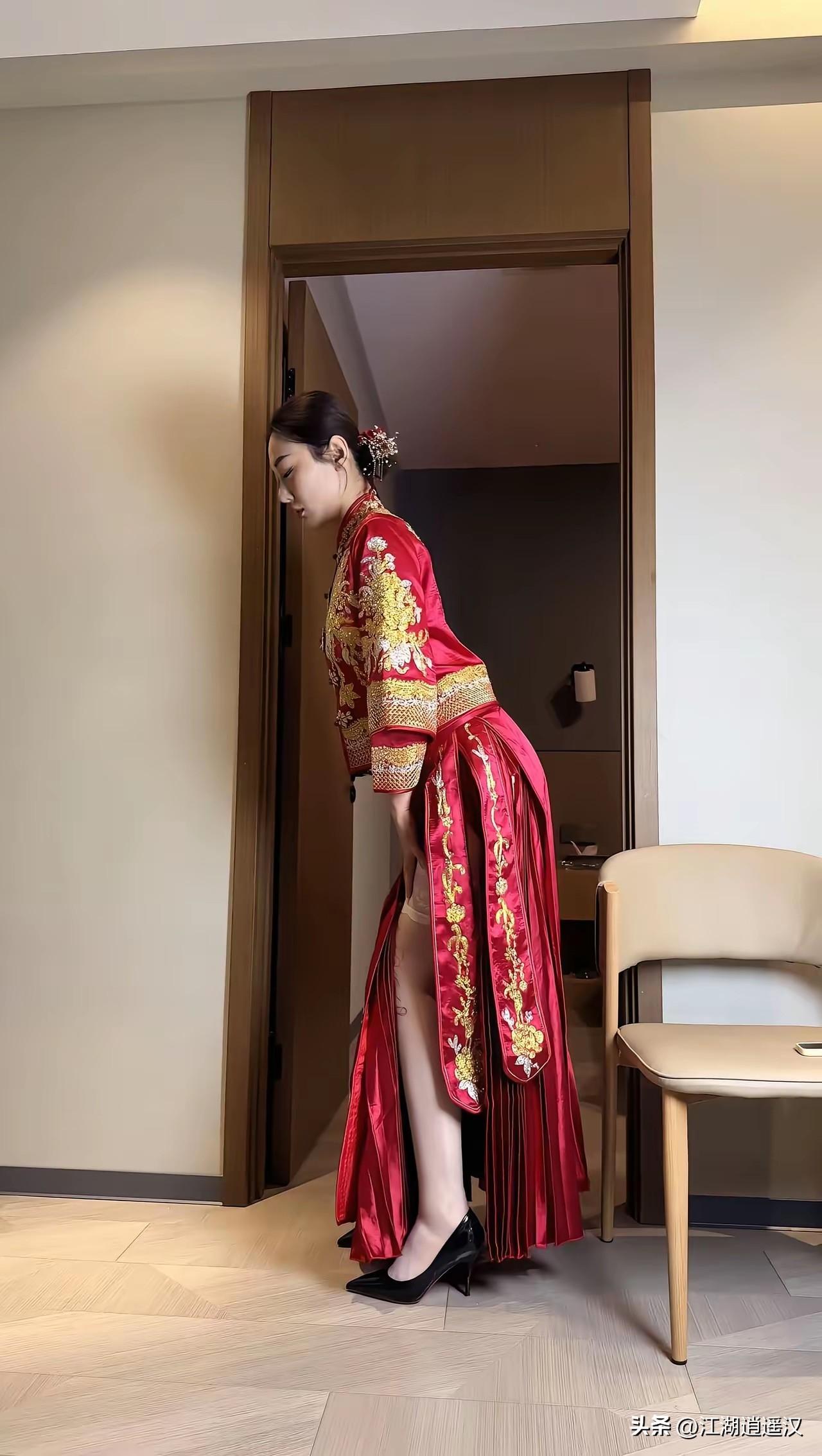 穿上这套秀禾服总觉得哪里不对劲，怎么看怎么别扭。传统的红金绣纹精致得晃眼，可高开