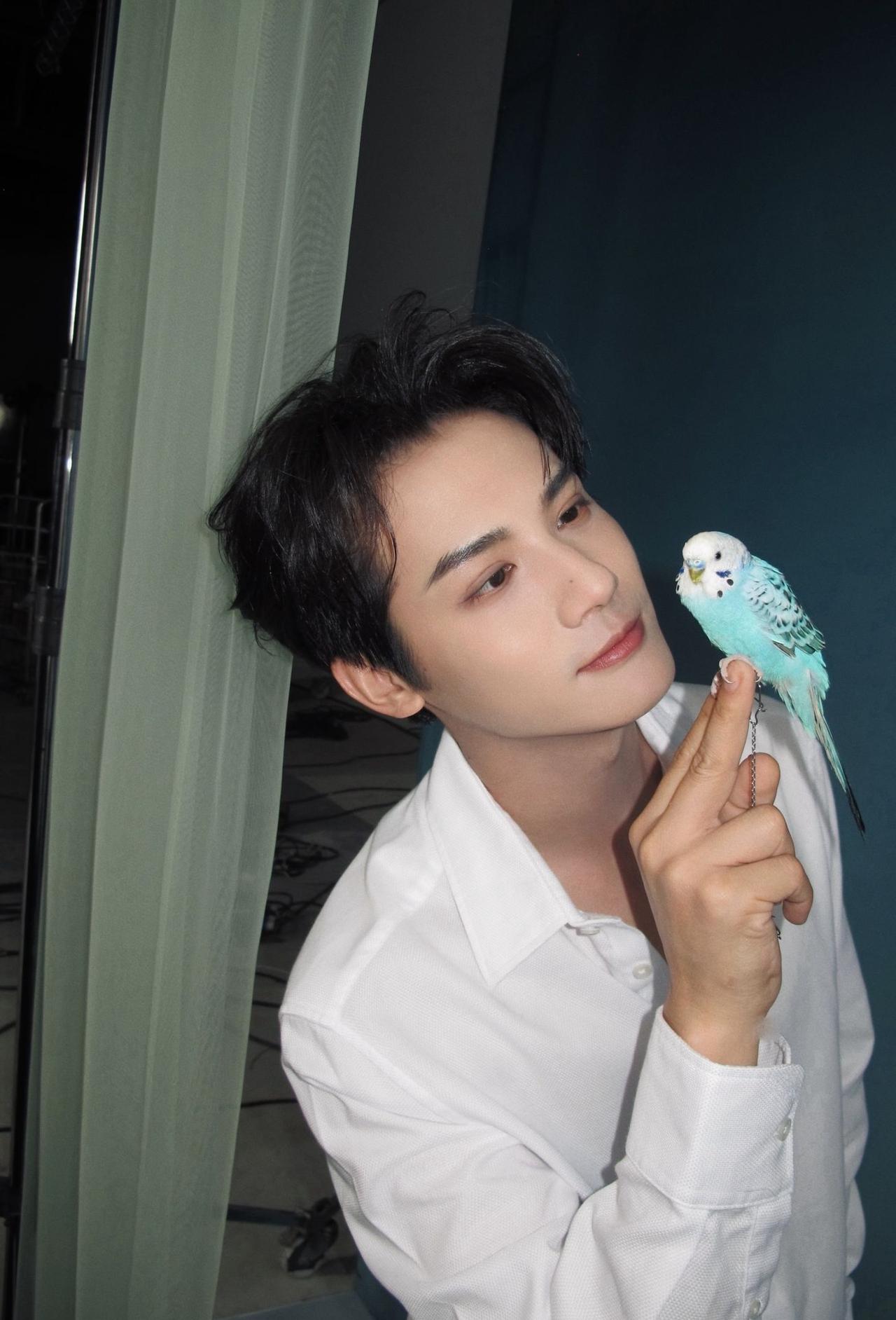 今天去买肉夹馍，让老板多放点辣椒，结果吃了一口就掉到了地上，粘了泥，我哭了，原来