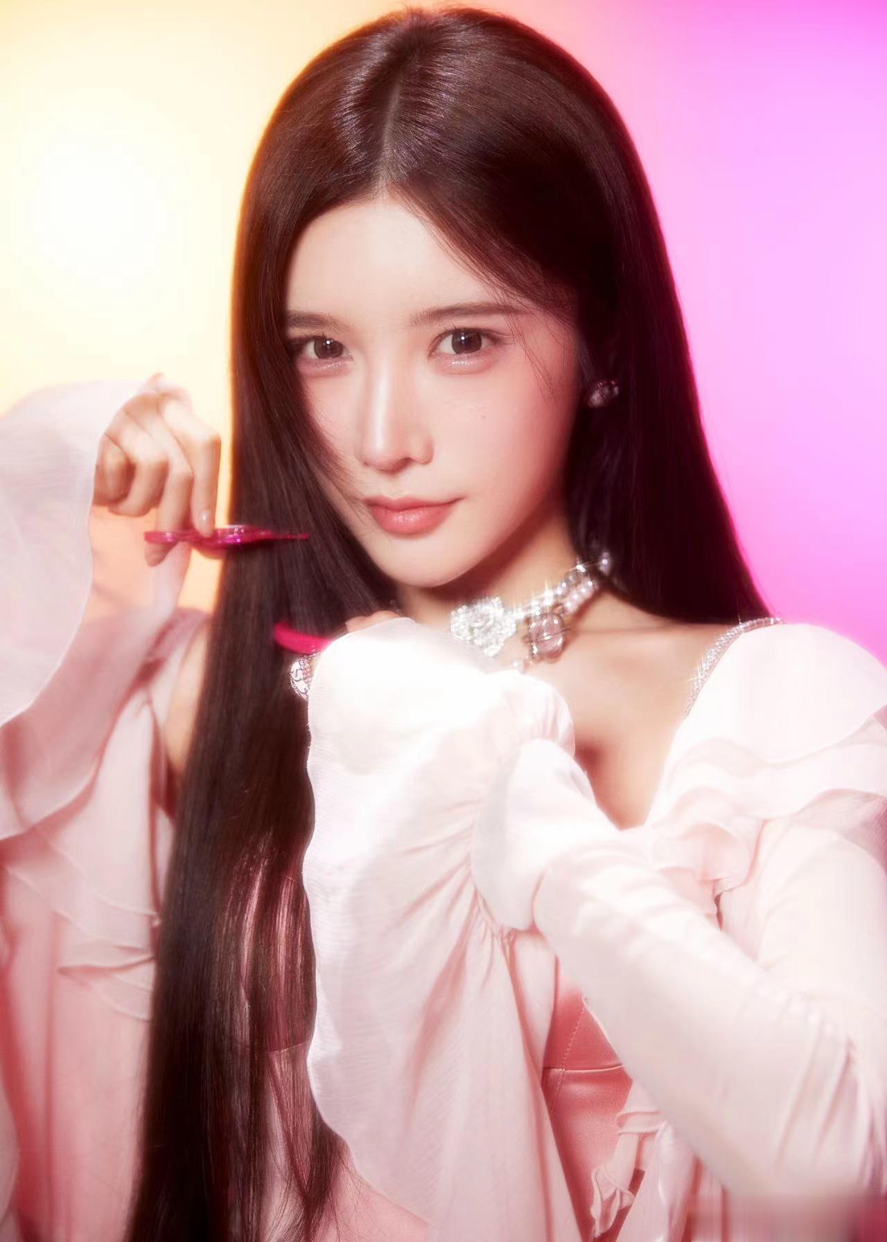 #戴燕妮生日甜御妆# 这个生日妆真的好好看呀，妮妮真的好漂亮而且很有气质时光游乐