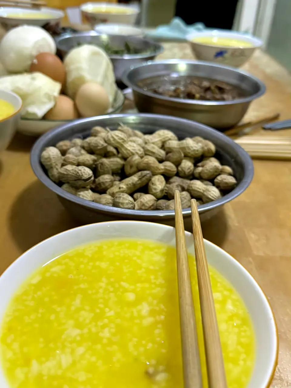 熬得出油的金黄小米粥飘着香气，秋冬天多喝，特养胃。




