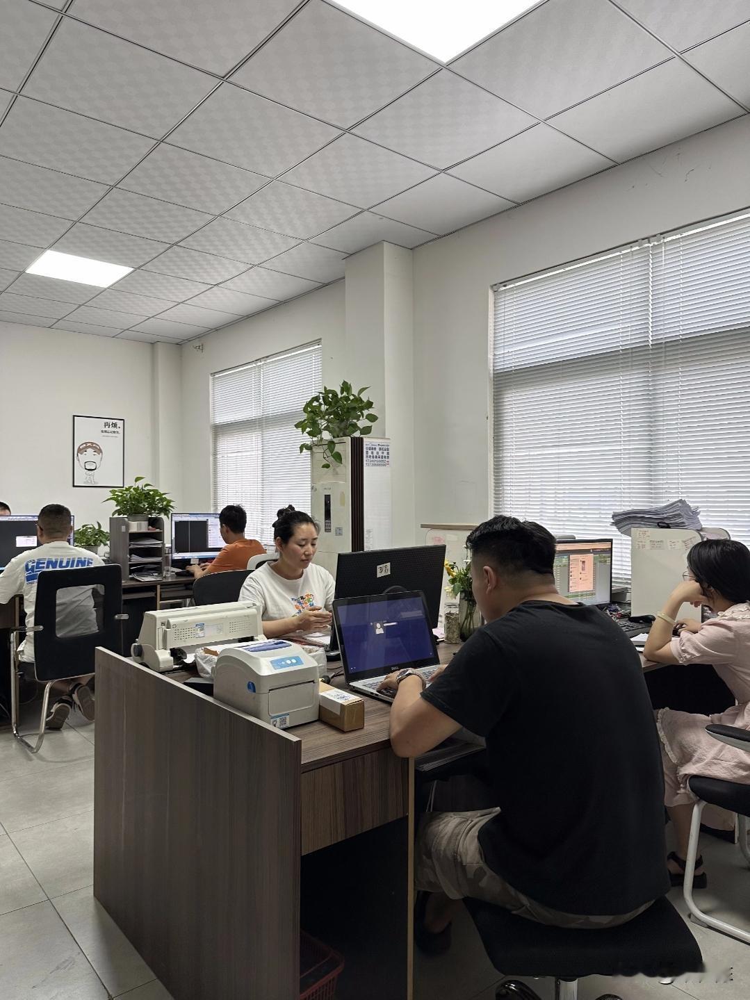 昨天老公发工资，
一共12000元，

一般他都是直接转给我管理，这次他先给我转