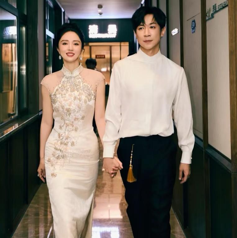 她手撕婚前协议那一刻，所有浪漫幻想都碎了。
协议条款写满三页纸。
财产怎么分，债