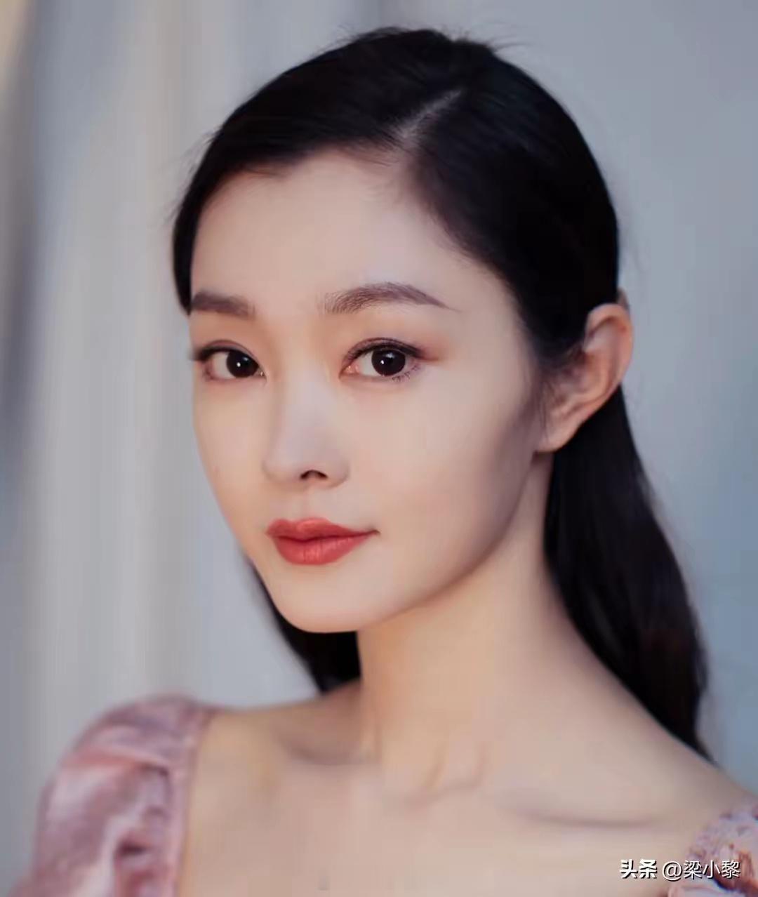 窦骁问宋轶:“有人把你的名字念错过吗？”宋轶说:“有啊，好多。”窦骁好奇:“他们