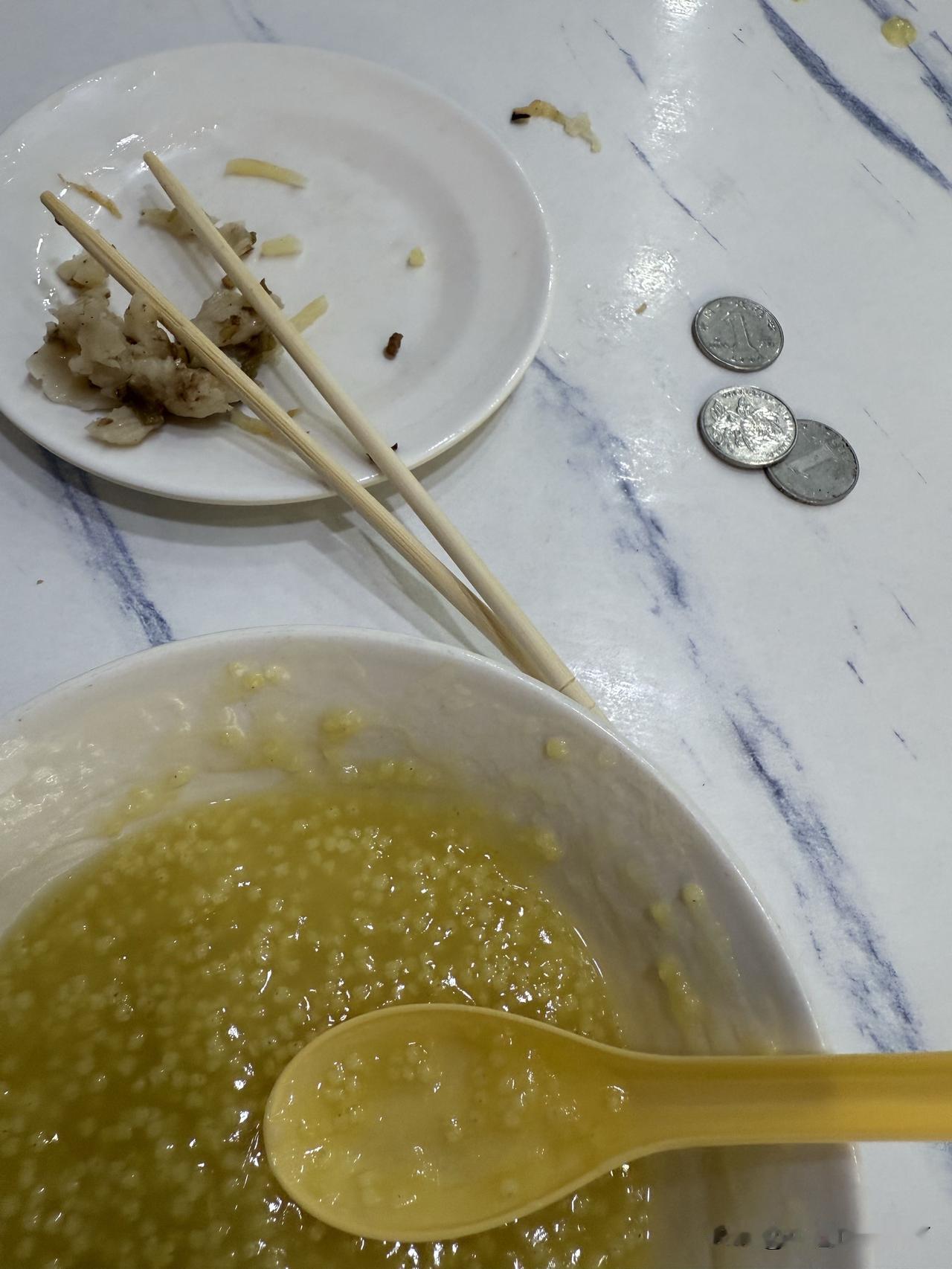 【普兰店中心医院门前餐馆：一个酸包子惹来不愉快】
普兰店中心医院附近一家餐馆。我