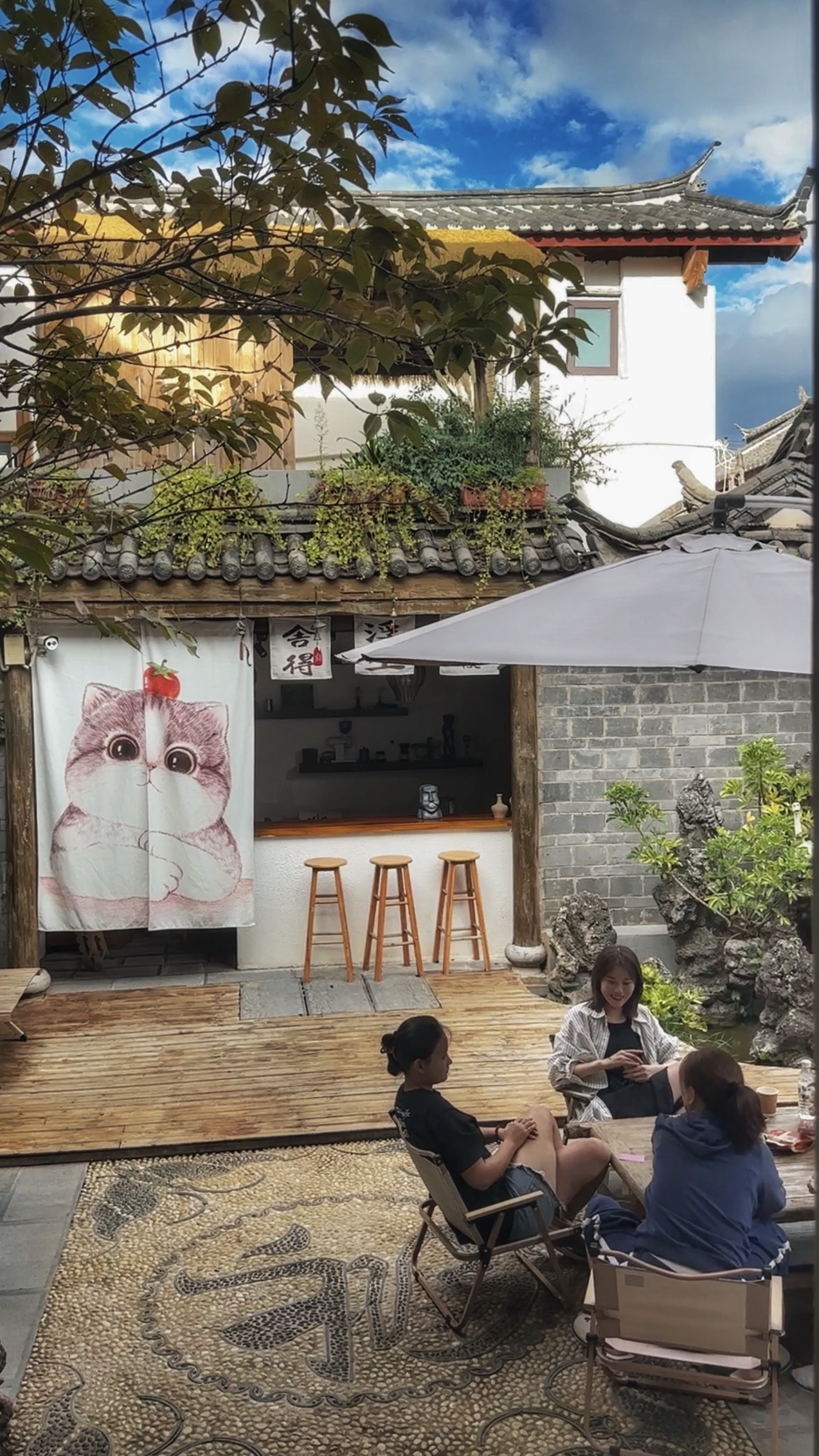 #丽江[超话]# 定了我们客栈的房间却没给客人留房，我们客栈是不是在坑人？这是发