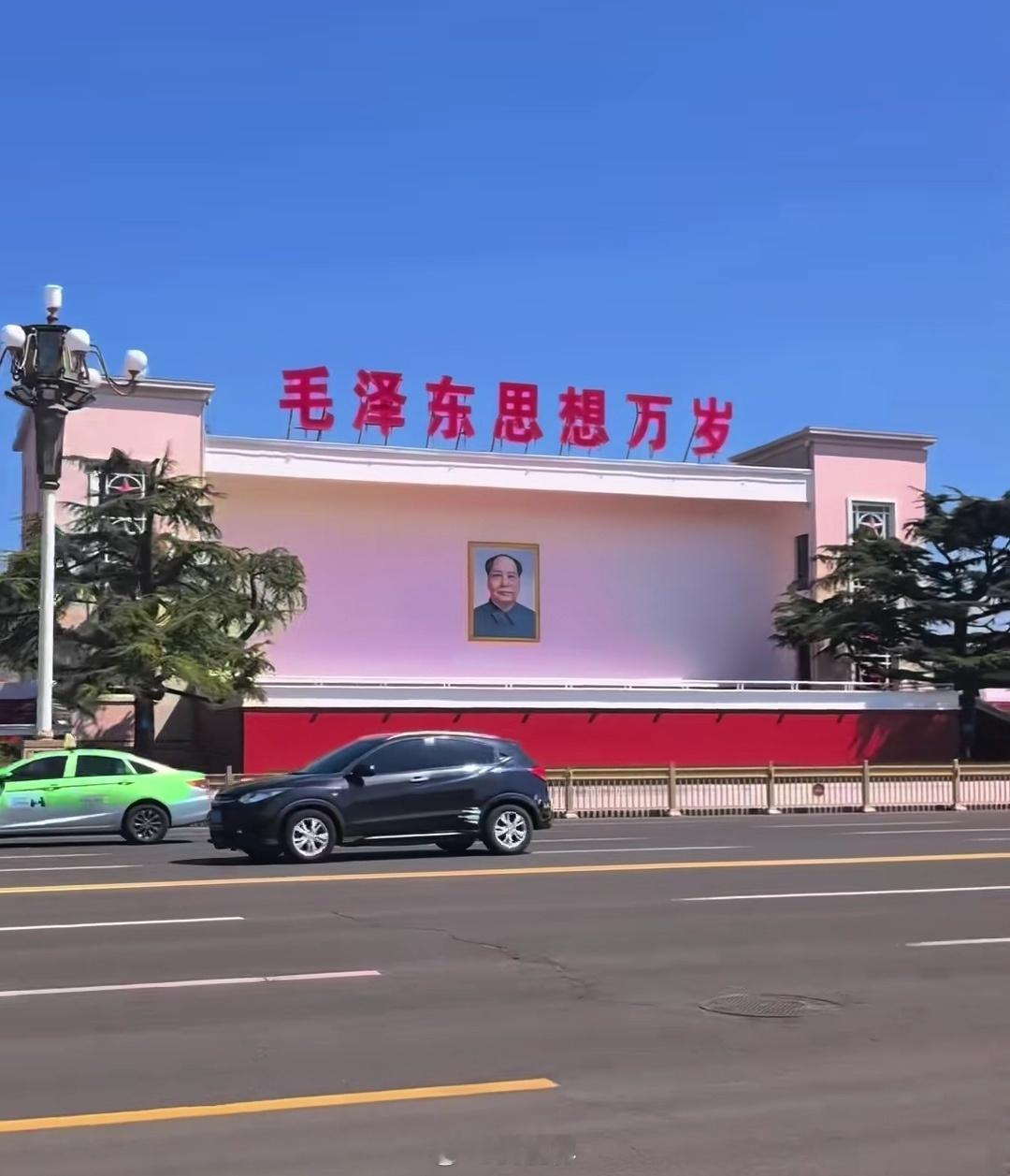 山西省长治市八一广场。这条标语保护得很好。有个网友说，这是老百姓永远的航程。 