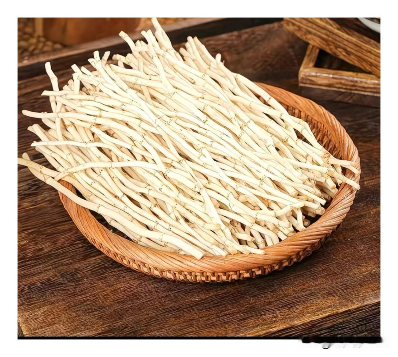 人间美味折耳根。当然，这是对喜欢它的人说的。身边有朋友说其有一股腥味，那种馊不拉