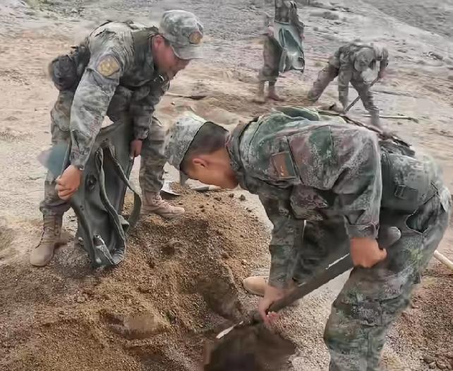 背着这玩意配上21式丛林迷彩加凯夫拉，跟忍者神龟一毛一样，这种土打实弹怕是抵不住