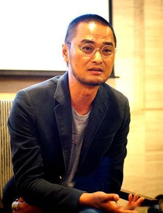 “我贪财又好色，当一名妇科男医生，就是为了正大光明的看女人！”当年27岁的医学博