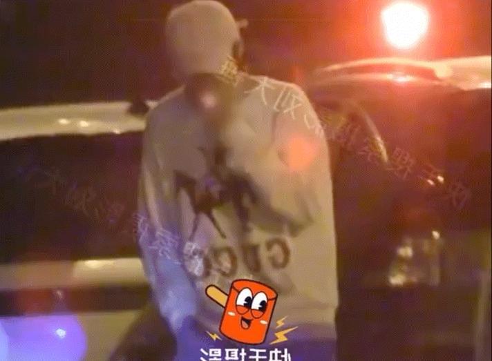 #鹿晗乱丢烟头#就盯着鹿晗了 你们找不到新闻了是吧？好的知道了，鹿晗好帅！下次没