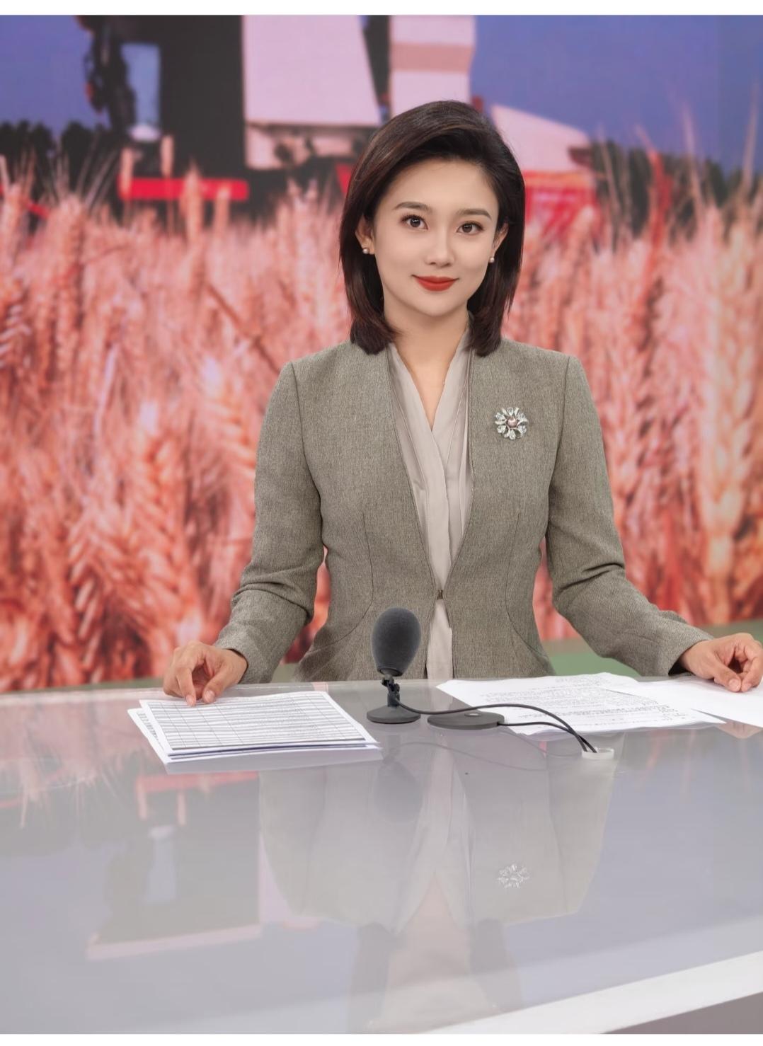 李七月，这发型，真有型，看着不像自己的头发。