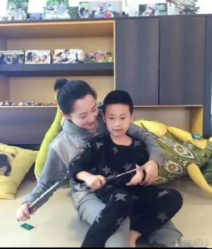 许晴是林永健家的好朋友，他儿子也超喜欢她，她真的很可爱 ​​​