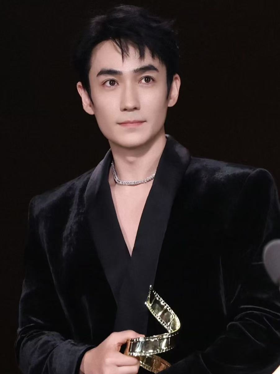 朱一龙凿穿演技边界朱一龙这个演员真的无论什么戏 什么角色，他都能够去细心的揣摩，