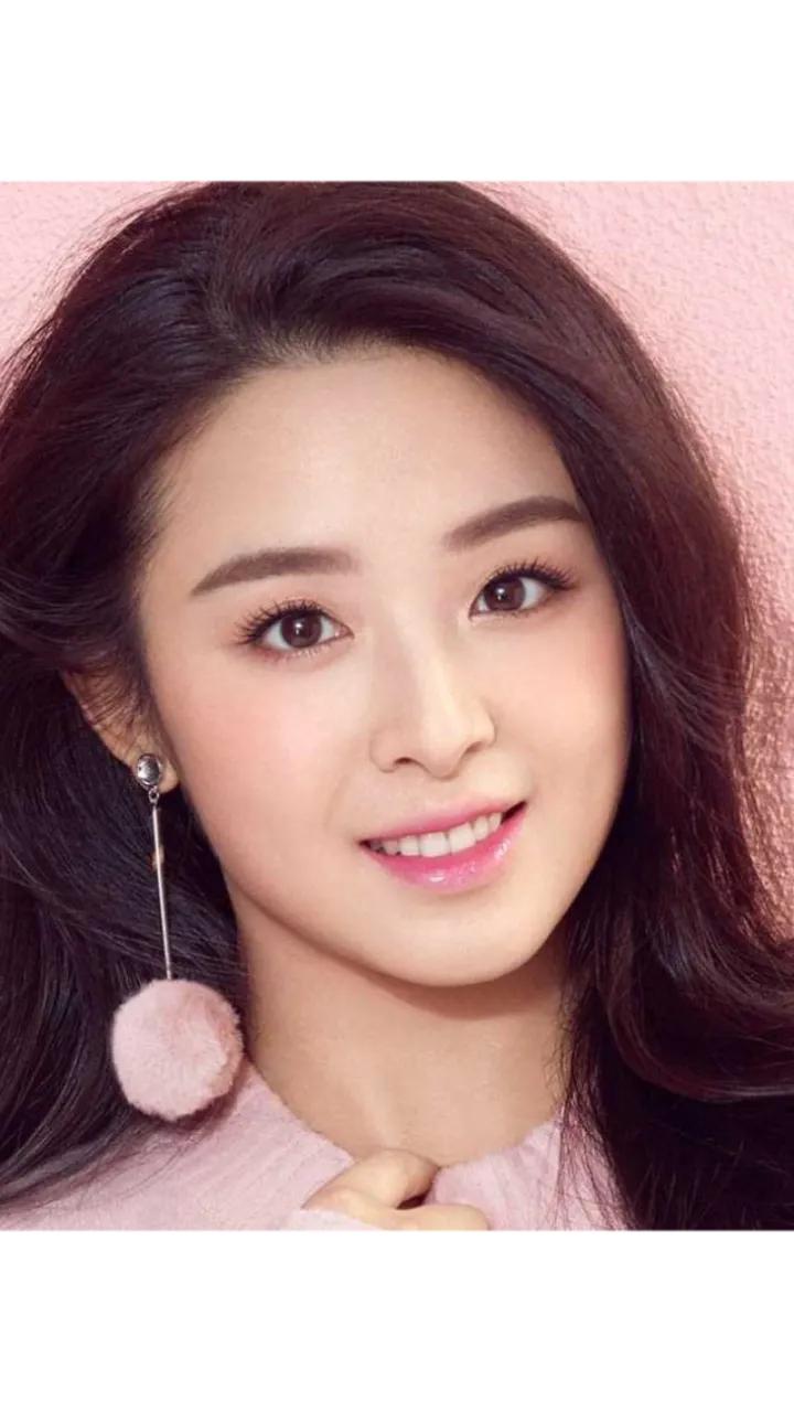 张含韵：青春记忆里的甜蜜旋律与成长足迹

张含韵，这个名字如同一抹清新的风，贯穿