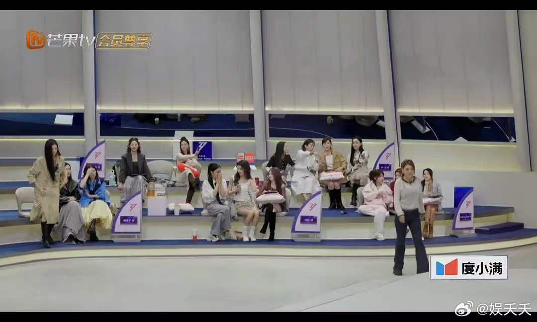 侯宇浪姐直播睡觉 侯宇回应浪姐直播睡觉，姐姐一直努力为队伍着想，当时已经听完规则