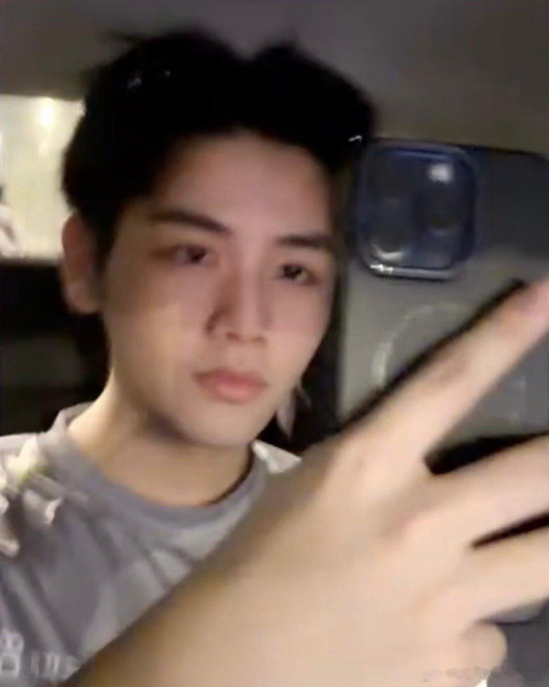 我就说嘉哥很适合漏额头吧！ 